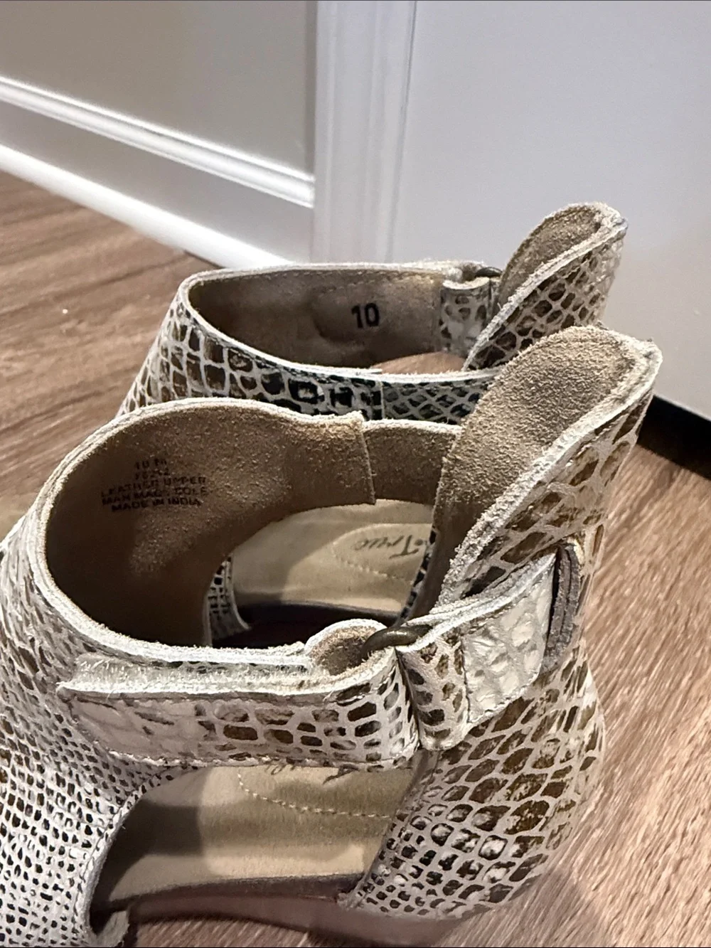 Women’s Snake-Print Wedge Sandals in Cream Size 10 NWOT